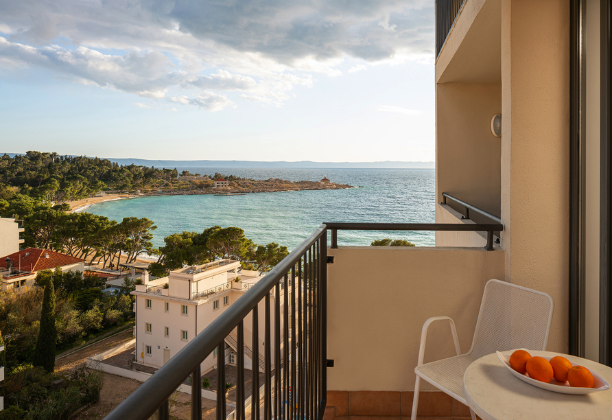 Ihr Zimmer mit seitlichem Meerblick verwöhnt Sie mit traumhaften Ausblicken auf das glitzernde Wasser.