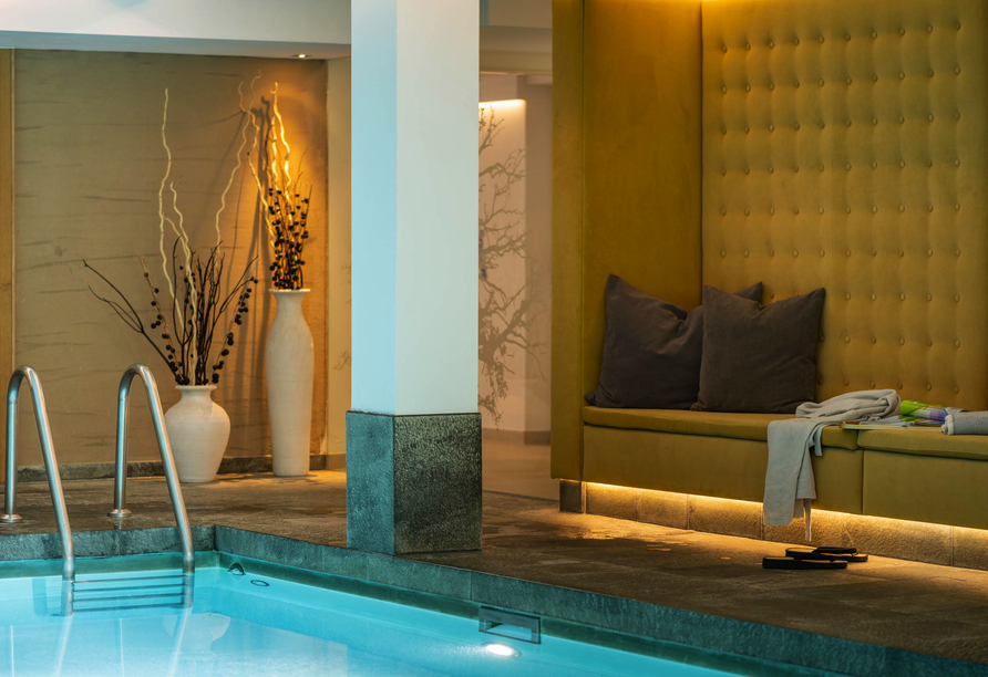 Hallenbad im first mountain Hotel Montafon