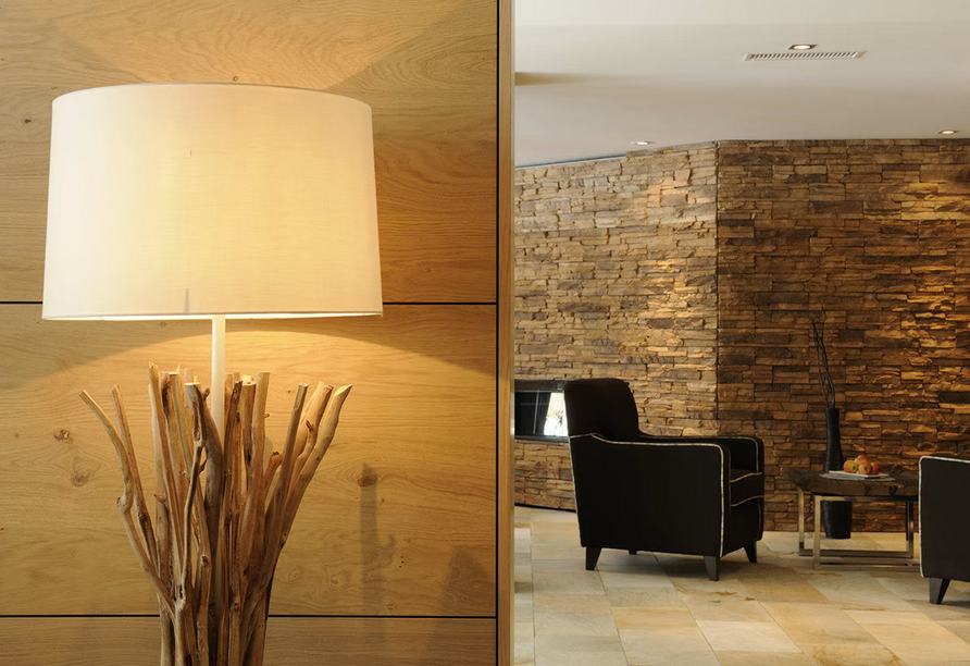 Freuen Sie sich auf eine erholsame Auszeit in einem modernen Hotel.