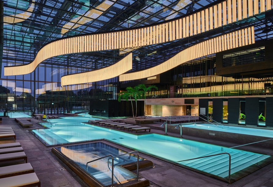 Tauchen Sie ein in die großzügige Thermenlandschaft und spüren Sie das Gefühl von Leichtigkeit.