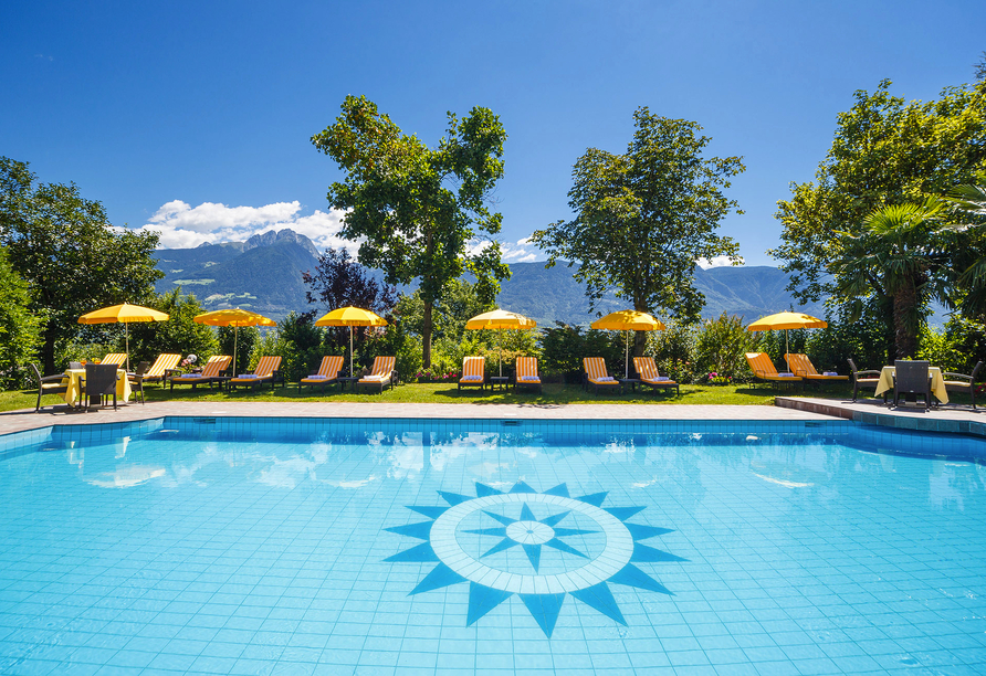 Ein Bad im Freien, begleitet vom Panorama der umliegenden Berge.