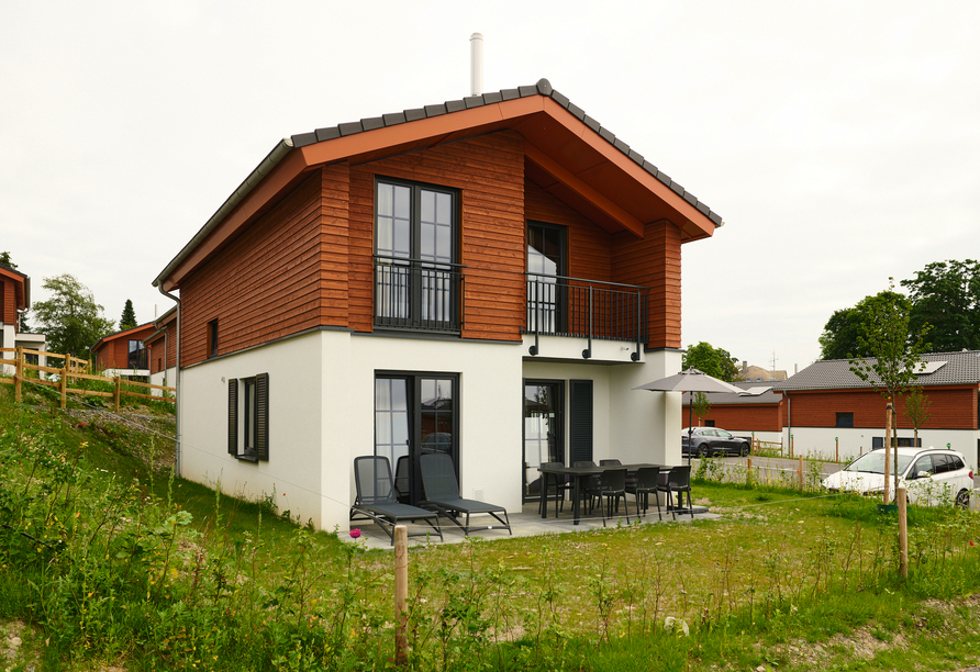 Außenansicht eines zweistöckigen Luxus 6 Personen Hauses