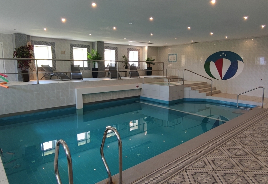 Wenn es Ihnen draußen zu kalt ist, können Sie das warme Wasser im Hallenbad genießen.