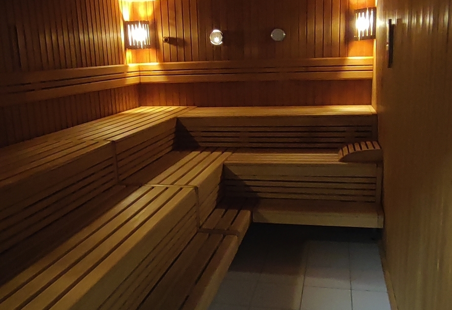 Lassen Sie die Wärme der Sauna auf sich wirken und genießen Sie die Ruhe.