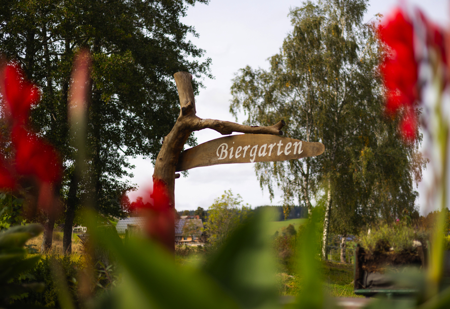 Erfrischen Sie sich im Biergarten Ihres Hotels.