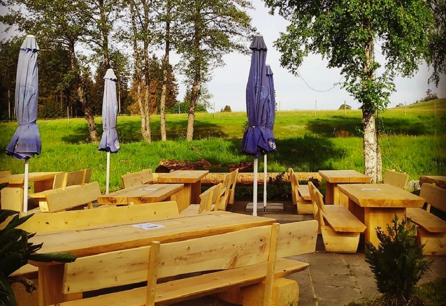 Die Terrasse wird zum Lieblingsort, um die frische Luft und Umgebung zu genießen.