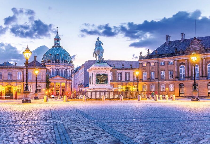 In direkter Nähe zum Schloss Amalienborg in Kopenhagen liegt die Frederikskirche, auch Marmorkirche genannt. 