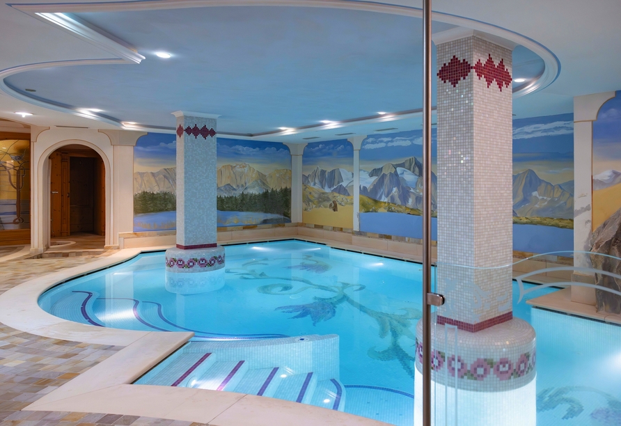 Schwimmen Sie ein paar Bahnen im Hallenbad des Hotels.