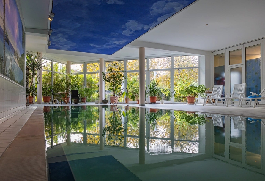 Im Hallenbad können Sie ein paar Runden drehen.