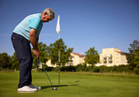Das Dorint Marc Aurel Resort Bad Gögging bietet tolle Golf-Angebote an – ein Golfplatz liegt direkt am Hotel.