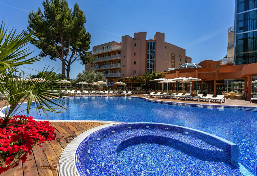 Im Anschluss an Ihre Kreuzfahrt erwartet Sie ein erholsamer Badeaufenthalt im Hotel Ona Palmira Paguera.