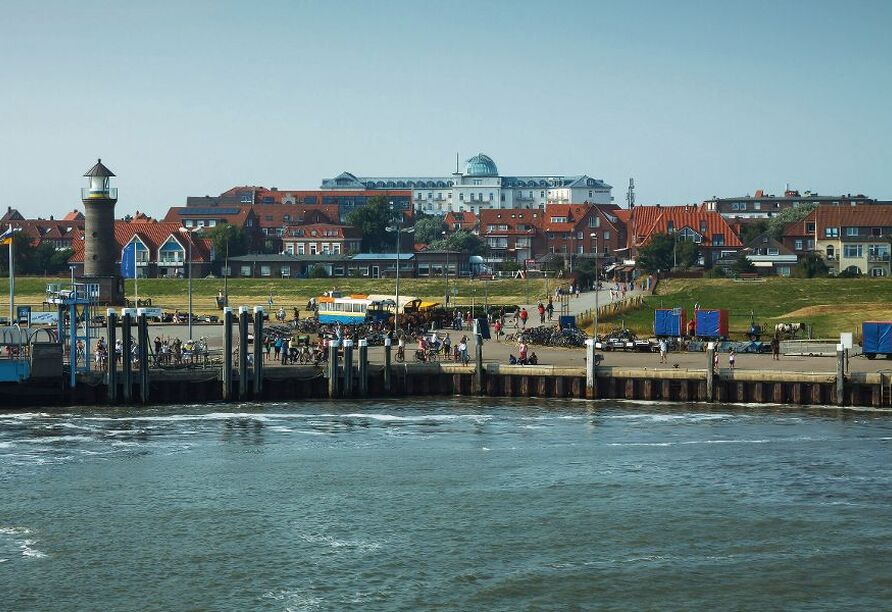 Am Hafen Ihrer Urlaubsinsel Juist angekommen, kann Ihre Reise beginnen.