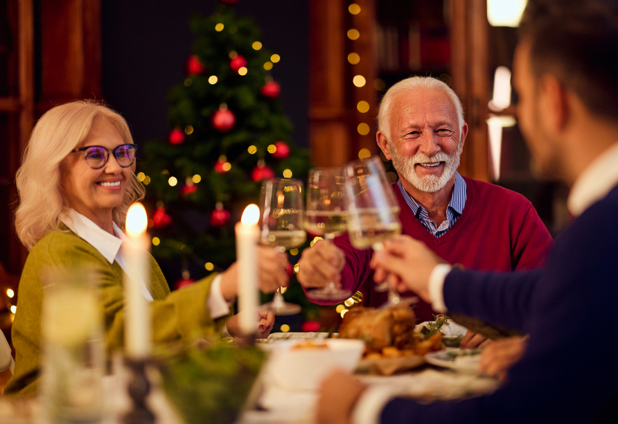 Genießen Sie die festlichen Abendessen an den Weihnachtstagen.