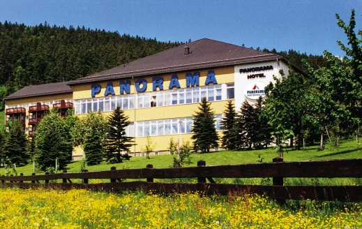 Das Panorama Hotel Oberwiesenthal erwartet Sie in traumhafter Panoramalage am Fichtelberg.