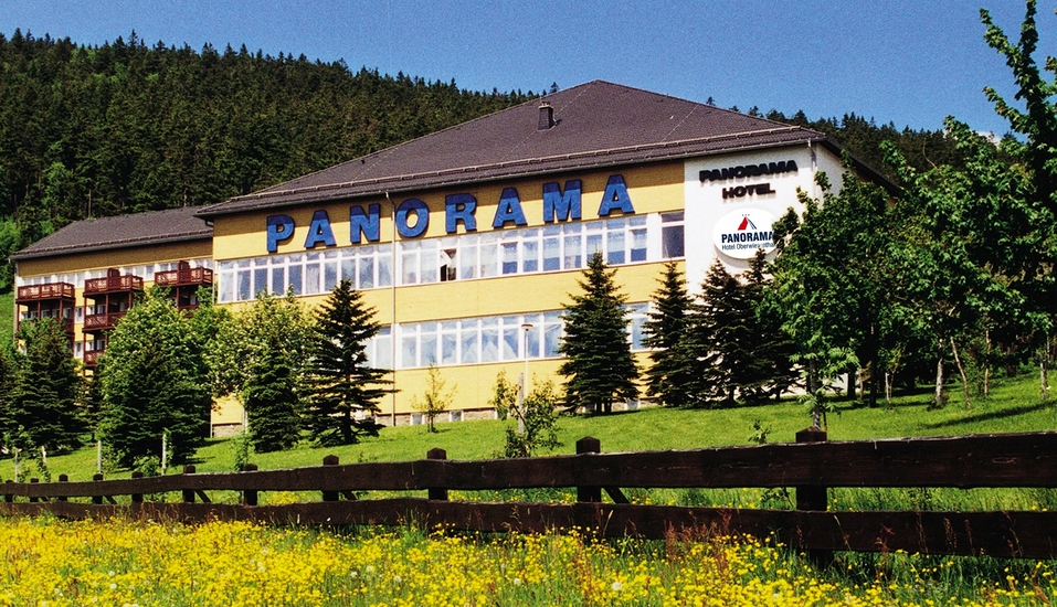 Das Panorama Hotel Oberwiesenthal erwartet Sie in traumhafter Panoramalage am Fichtelberg.