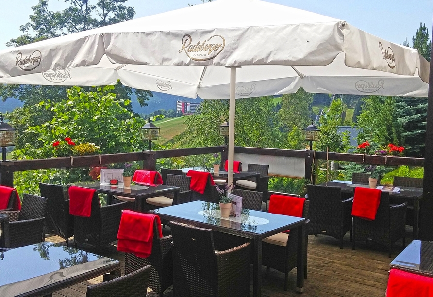 Genießen Sie die Aussicht von der Terrasse Ihres Hotels.