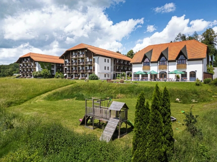 Außenansicht und Gartenanlage des Hotels am Badepark