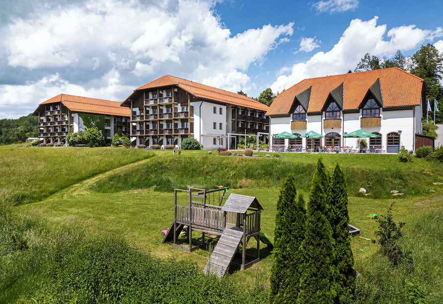 Außenansicht und Gartenanlagde des Hotels am Badepark