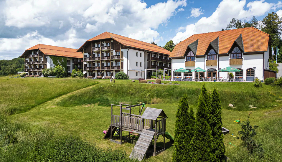 Außenansicht und Gartenanlage des Hotels am Badepark