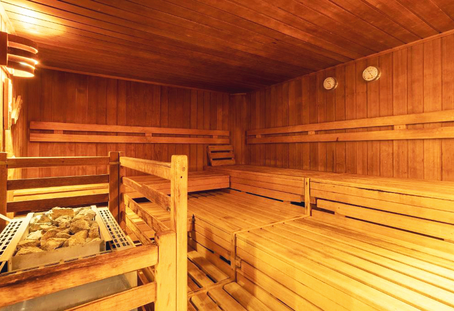 Wärmen Sie sich nach einem erlebnisreichen Tag im Bayerischen Wald in der Sauna des Hotels auf.