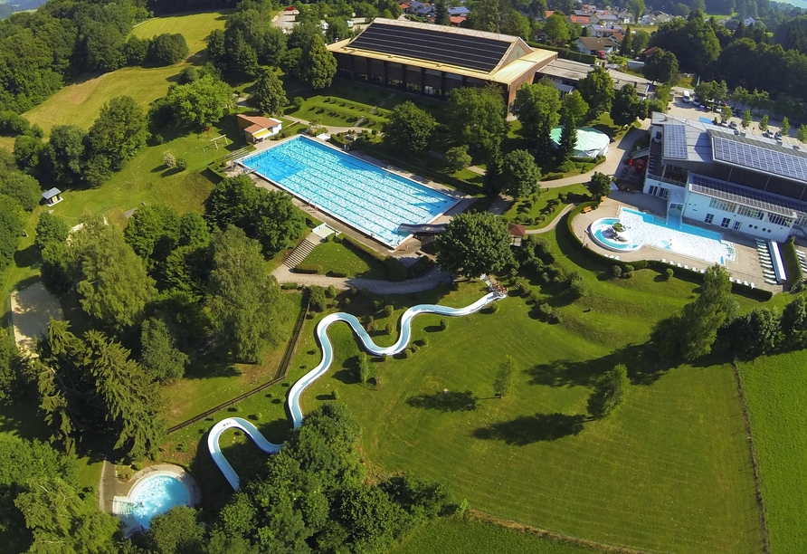 Luftansicht des Karoli-Badeparks in Waldkirchen