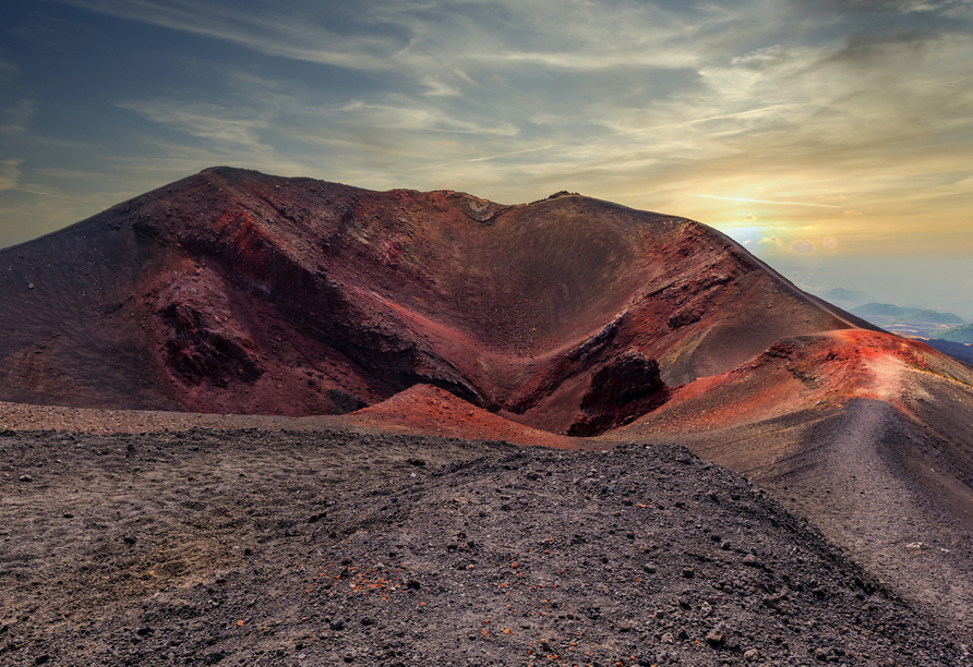 Der Ätna mit seinen dunklen Kratern und erkalteten Lavaströmen zeugt eindrucksvoll von der Kraft des Vulkans.