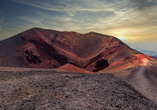 Der Ätna mit seinen dunklen Kratern und erkalteten Lavaströmen zeugt eindrucksvoll von der Kraft des Vulkans.