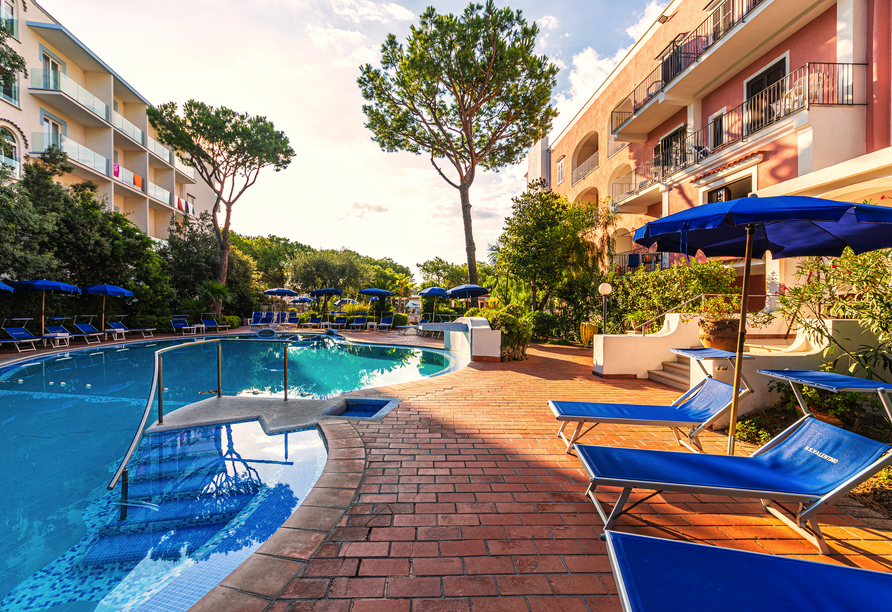 Lassen Sie die Seele am Außenpool des Hotels baumeln.