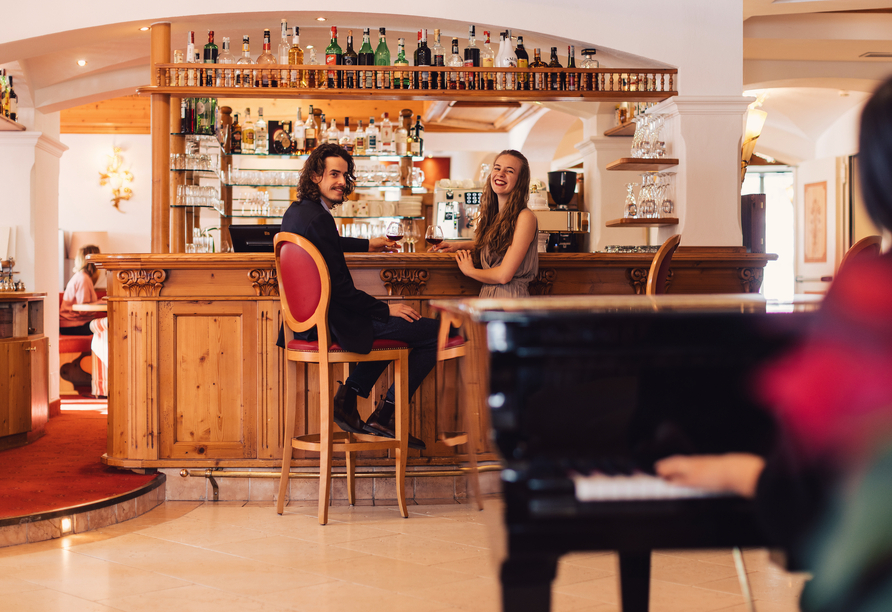 Die Bar ist ein stilvoller Ort, an dem Sie sich zurücklehnen und den Abend entspannt ausklingen lassen können.