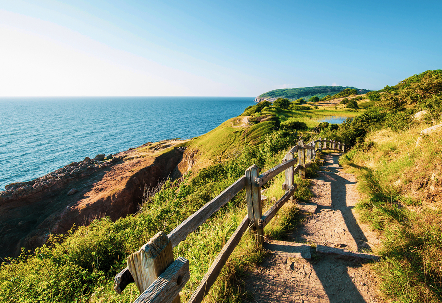Die dänische Insel Bornholm begeistert mit steilen Küsten, grünen Landschaften und weiten Ausblicken über die Ostsee.