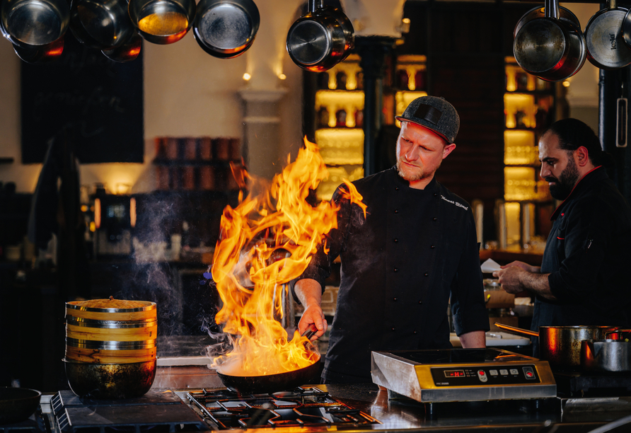 Die offene Showküche sorgt im Restaurant Pferdestall für ein besonderes kulinarisches Erlebnis.
