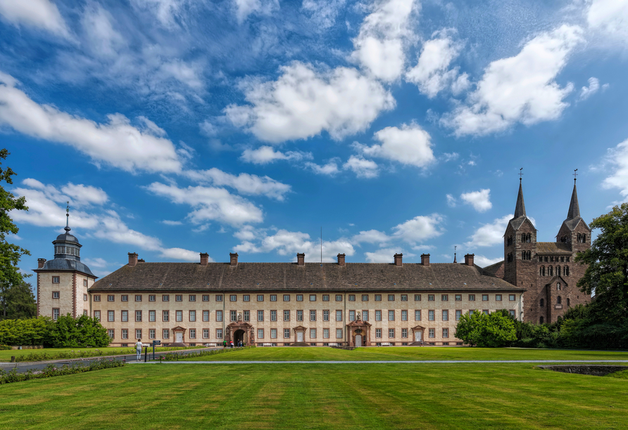 Das Kloster Corvey ist ein UNESCO-Welterbe, das mit Geschichte und beeindruckender Architektur begeistert.