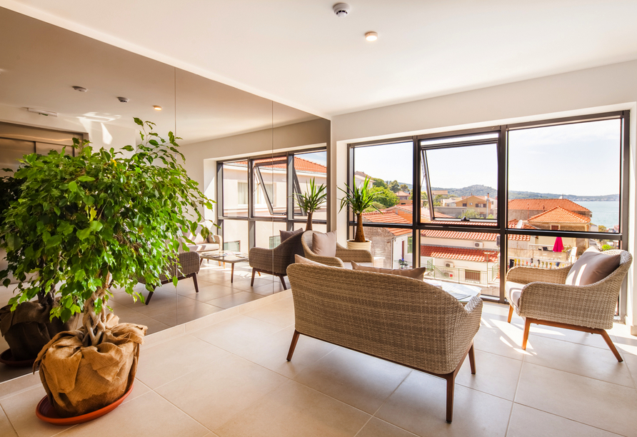 Der Lobbybereich mit Blick aufs Wasser lädt zum Verweilen ein.