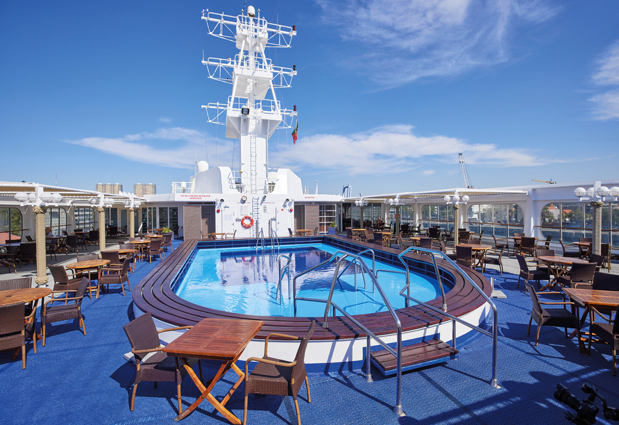 Lassen Sie es sich auf dem Sonnendeck an Bord gut gehen.