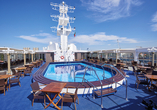 Lassen Sie es sich auf dem Sonnendeck an Bord gut gehen.