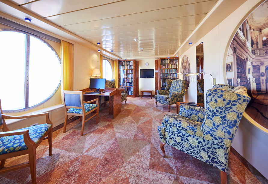 Die Bibliothek an Bord lädt zum Verweilen ein.