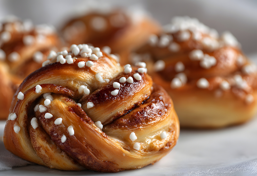 Lassen Sie sich keinesfalls eine originale Kanelbulle, eine schwedische Zimtschnecke, entgehen.