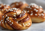 Lassen Sie sich keinesfalls eine originale Kanelbulle, eine schwedische Zimtschnecke, entgehen.