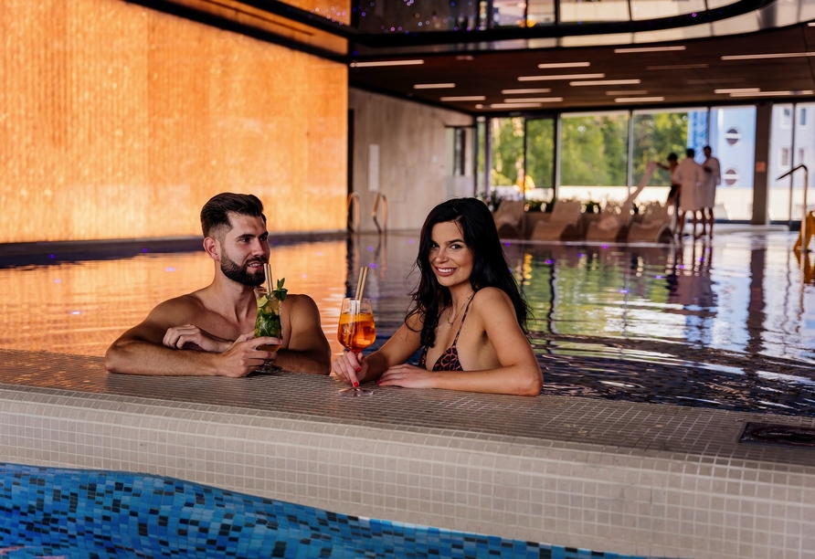 Freuen Sie sich auf Entspannung im angenehmen Wasser des Innenpools.