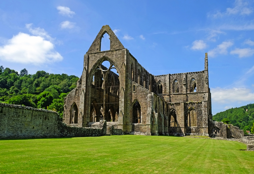 Romantische Klosterruine inmitten saftiger Wiesen – Tintern Abbey begeistert mit Ruhe und Atmosphäre.