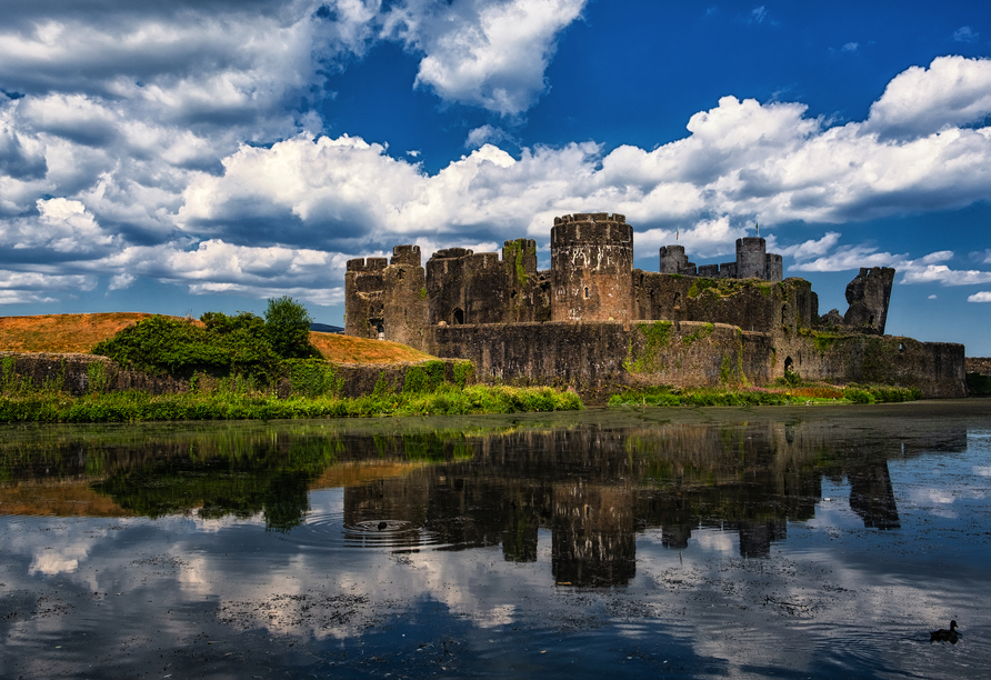 Eine der größten Burgen Großbritanniens, Caerphilly Castle, zeigt sich in imposanter Pracht.