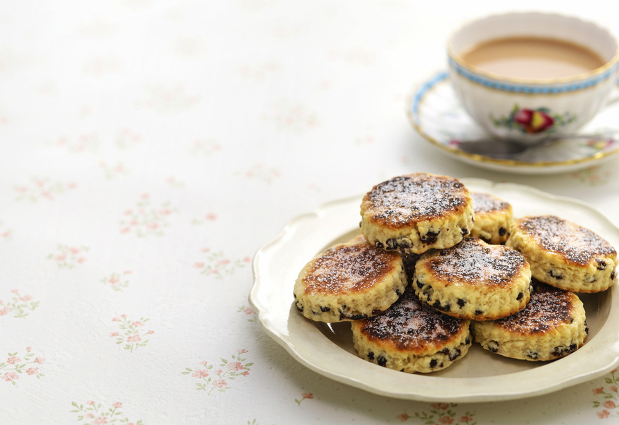 Freuen Sie sich auf frisch gebackenen Welsh Cake zusammen mit einer Tasse Cream Tea oder Kaffee.