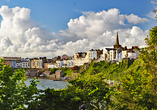 Tenby verführt mit seinen Gassen, Stränden und farbenfrohen Fassaden.