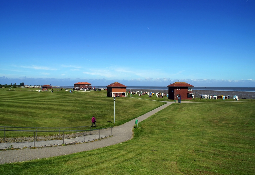 Der Horumersieler Grünstrand ist eine Mischung aus Sandstrand und grüner Liegewiese.