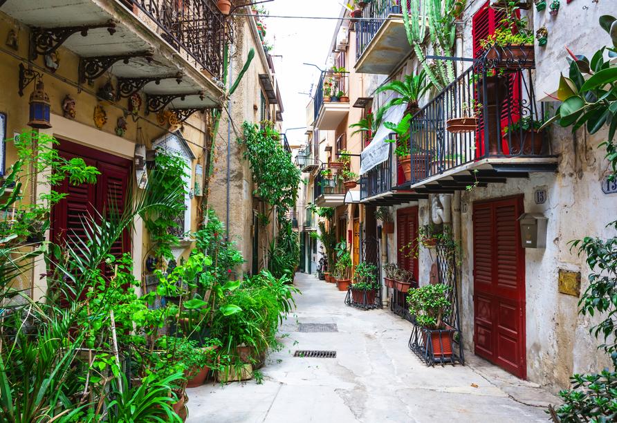 Lassen Sie sich treiben und genießen Sie die ruhige Atmosphäre kleinerer Gassen in Monreale.