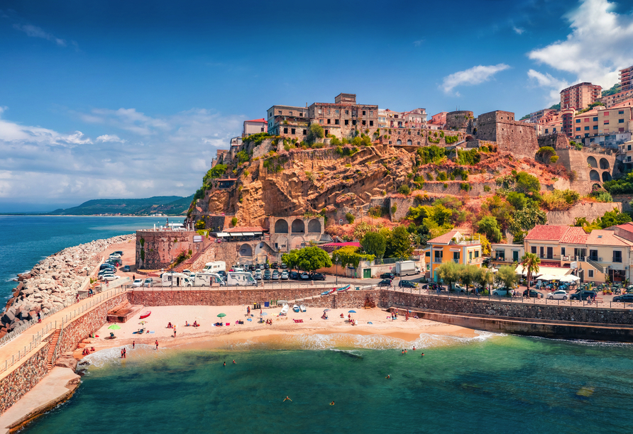 Genießen Sie das Lebensgefühl Kalabriens in Pizzo, wo Meerblick und dolce vita Hand in Hand gehen.