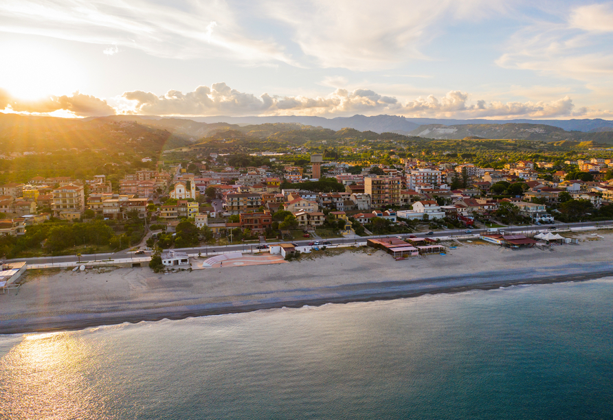 Sanfte Strände und eindrucksvolle Relikte der Antike machen Locri zu einem stillen Schatz an der ionischen Küste.