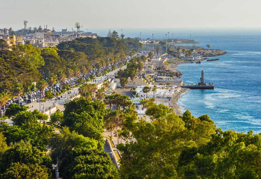 Willkommen an der Spitze des italienischen Stiefels. Reggio Calabria schenkt Ihnen mediterranes Lebensgefühl und eine Uferpromenade.