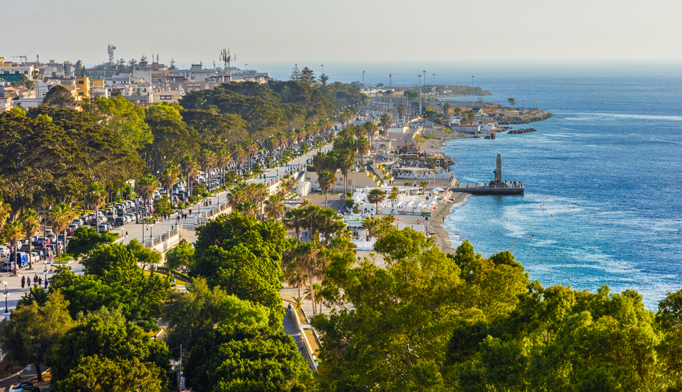 Willkommen an der Spitze des italienischen Stiefels. Reggio Calabria schenkt Ihnen mediterranes Lebensgefühl und eine Uferpromenade.