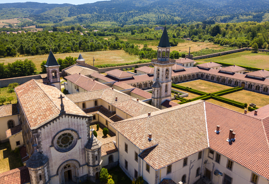 Serra San Bruno liegt eingebettet in dichte Wälder und schenkt Ihnen wohltuende Ruhe fernab der Küste.